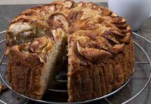 Torta di mele al profumo di vaniglia con tante bricioline di nocciole tostate