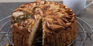 Torta di mele al profumo di vaniglia con tante bricioline di nocciole tostate