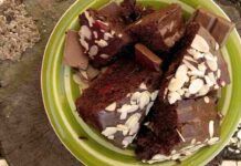 Torta umida senza uova con cioccolato e mandorle