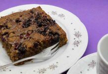 Tortina di mandorle con caffè e uva passa