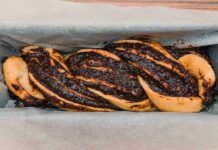 Treccia di pane e cioccolato, dolce e salato insieme in una deliziosa ricetta sprint Treccia di pane e cioccolato