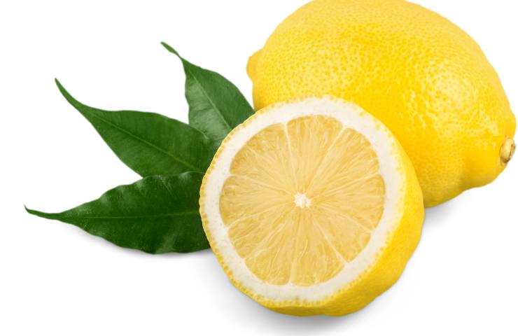 Un limone intero e la metà di uno affettato