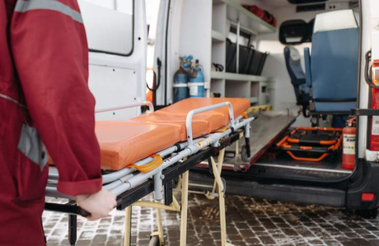 Una barella estratta da una ambulanza