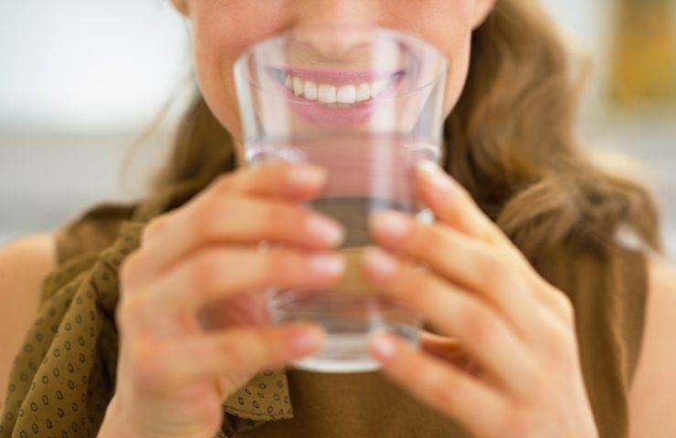 Una donna che beve acqua