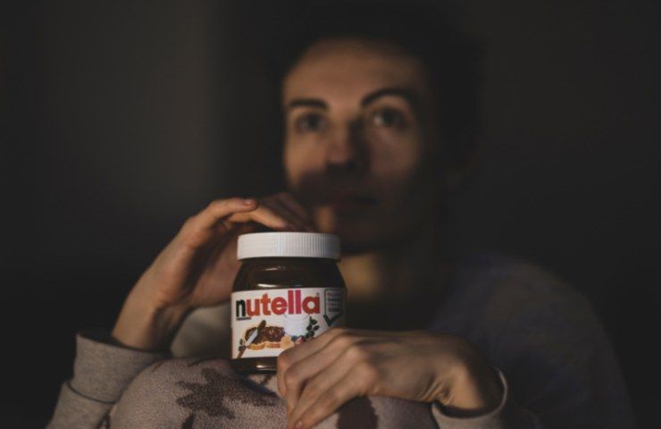 Una persona che tiene tra le mani un barattolo di Nutella