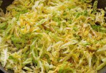 Verza stufata con pochissime calorie: provala su una fetta di pane, il tuo pranzo è pronto! Verza stufata con pochissime calorie: provala su una fetta di pane, il tuo pranzo è pronto!