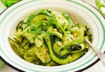 Zucchine e rucola all'insalata il contorno che puoi preparare anche in anticipo!