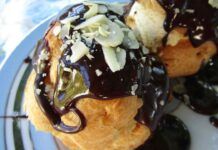 bignè con crema di mandorle e glassa al cioccolato