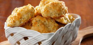 Biscotti al formaggio e pepe da stuzzicare prima di cena, mamma mia che bontà