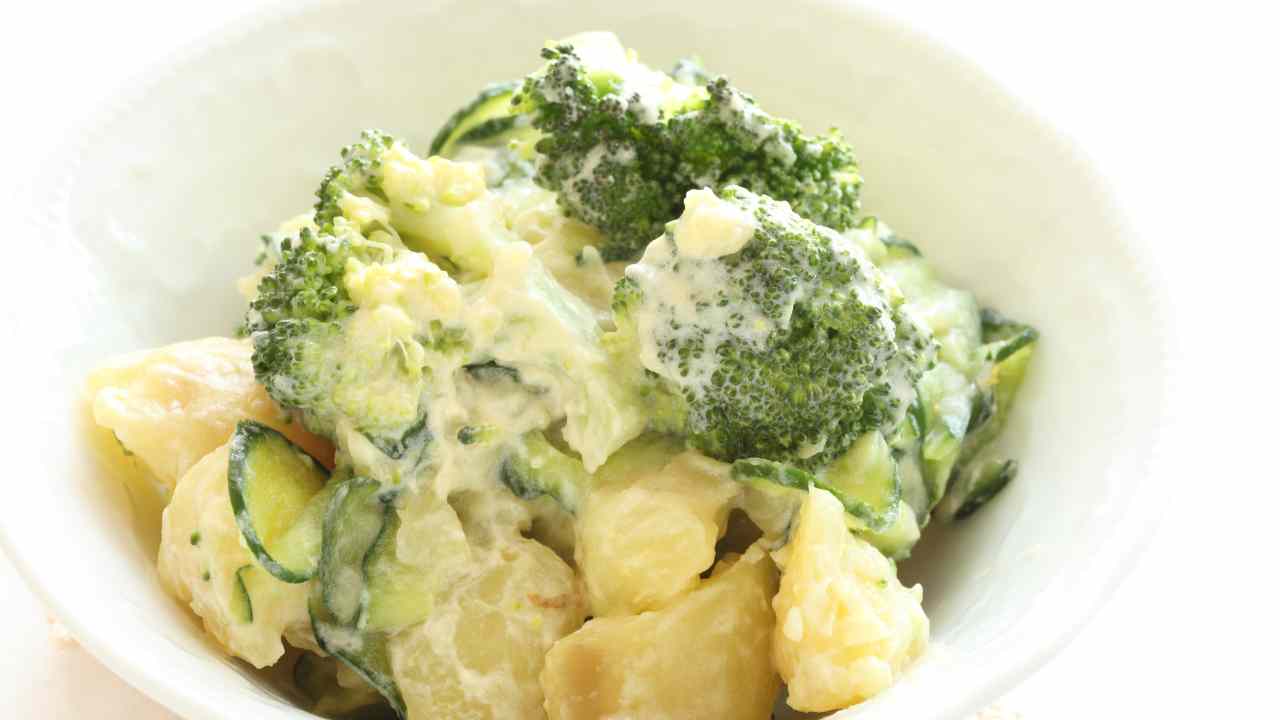 Broccoli, cetrioli e patate sono i protagonisti di questo speciale contorno
