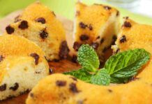 Ciambella all'arancia e gocce di cioccolato in soli 10 minuti la preparerai è perfetta a colazione!