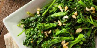 Cime di rapa saltate in padella il contorno semplice che si abbina a qualsiasi secondo piatto