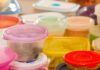 Come pulire correttamente i contenitori di plastica senza affaticarti troppo