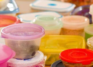 Come pulire correttamente i contenitori di plastica senza affaticarti troppo