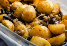 Con le patate e funghi puoi preparare un contorno versatile perfetto in ogni occasione