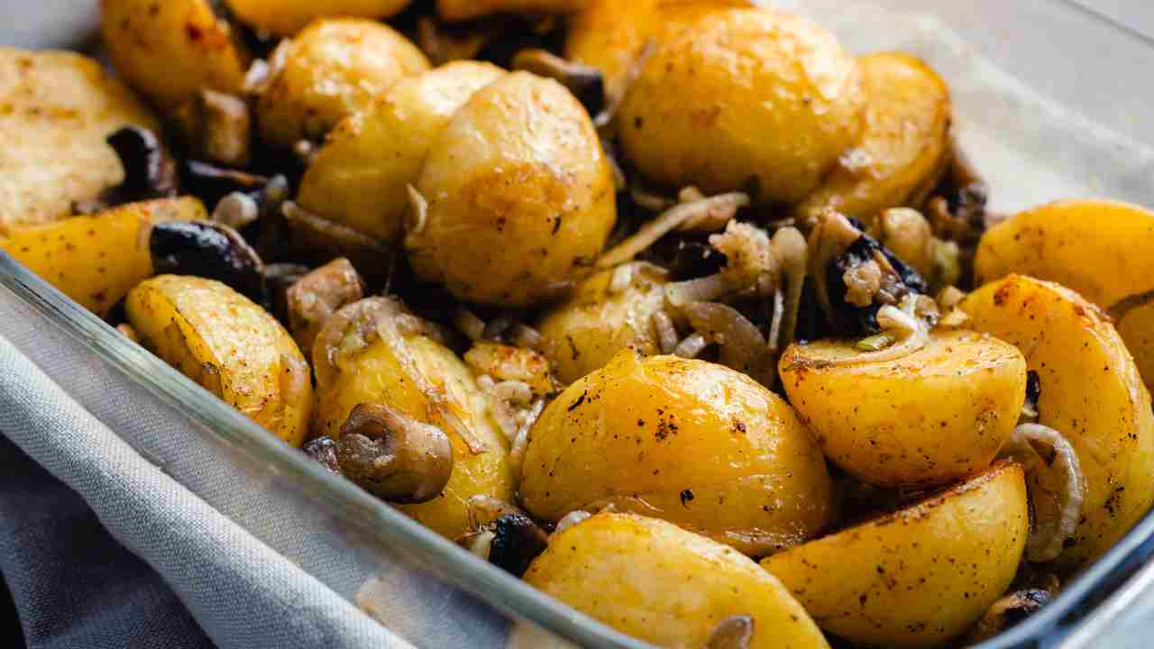 Con le patate e funghi puoi preparare un contorno versatile perfetto in ogni occasione
