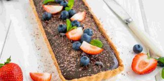 Crostata con cioccolato e fragole il dessert di fine pasto che tutti desidereranno