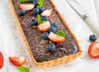 Crostata con cioccolato e fragole il dessert di fine pasto che tutti desidereranno