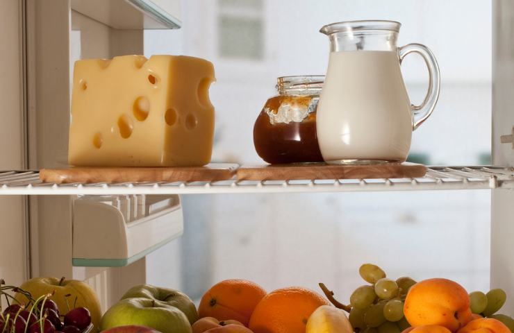 Del formaggio ed altri alimenti in un frigorifero