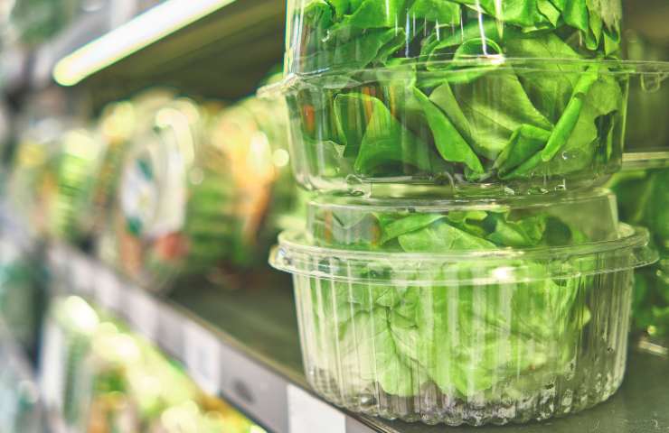Delle insalate confezionate al supermercato