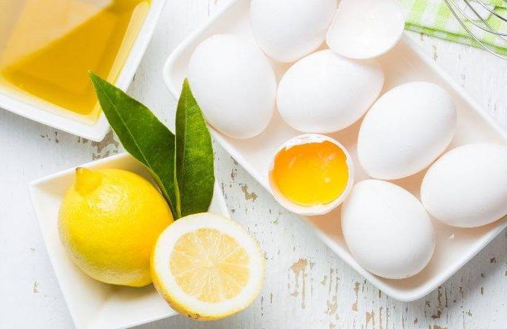 Delle uova e due limoni con uno affettato