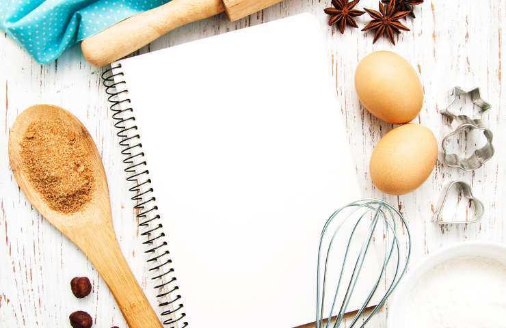 Delle uova ed alcuni accessori per ricette di dolci