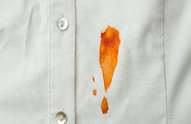 Il residuo di sugo di pomodoro su una camicia