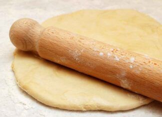 Il trucco per stendere la pasta frolla senza romperla