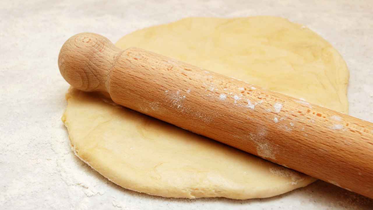 Il trucco per stendere la pasta frolla senza romperla