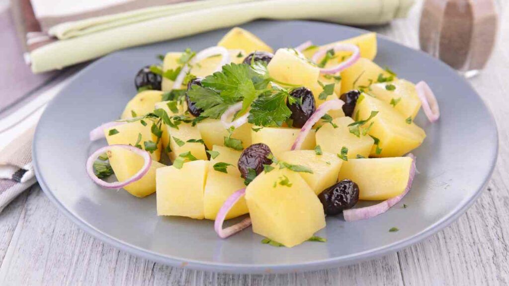 Insalata di patate con olive taggiasche con del formaggio