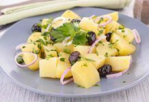 Insalata di patate con olive taggiasche: accompagna con del formaggio stagionato, sarà un successone la cena! Insalata di patate con olive taggiasche accompagna con del formaggio stagionato, sarà un successone la cena!