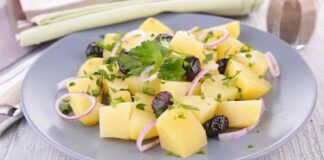 Insalata di patate con olive taggiasche accompagna con del formaggio stagionato, sarà un successone la cena!