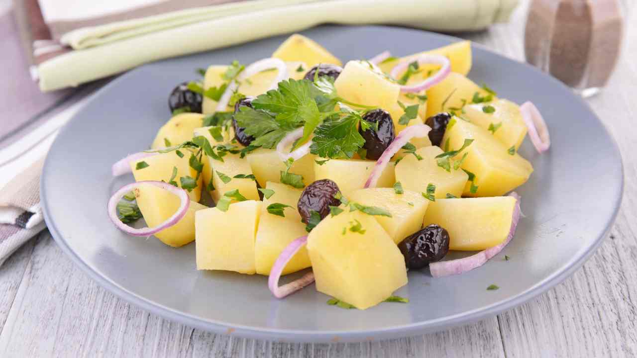 Insalata di patate con olive taggiasche accompagna con del formaggio stagionato, sarà un successone la cena!