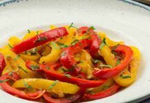Peperoni gratinati ma senza forno: buonissimi su un fetta di pane croccante!