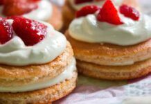 Millefoglie panna e fragole 3 ingredienti e 5 minuti di preparazione, il dessert dell'ultimo minuto!