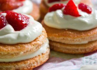 Millefoglie panna e fragole 3 ingredienti e 5 minuti di preparazione, il dessert dell'ultimo minuto!
