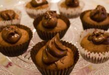 Muffins cioccolatosi lasciati conquistare da questi dolcetti, un'esplosione di bontà