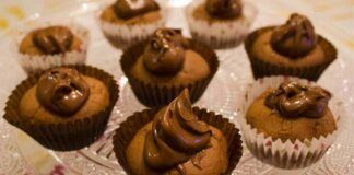Muffins cioccolatosi lasciati conquistare da questi dolcetti, un'esplosione di bontà