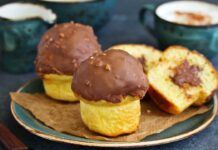 Muffins profiteroles con un cuore cremoso andranno a ruba in un attimo!