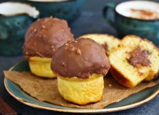Muffins profiteroles con un cuore cremoso andranno a ruba in un attimo!