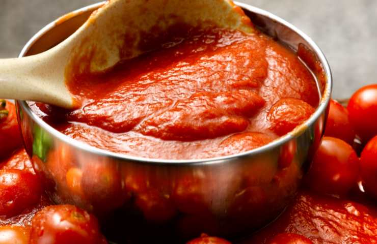 Non è domenica senza le girelle di lasagne al pomodoro e mozzarella, un'esplosione di gusto! Ricettasprint