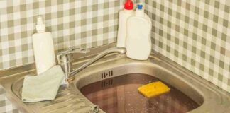 Non ti serve chiamare l'idraulico, risparmia soldi e stura così il lavello della cucina!