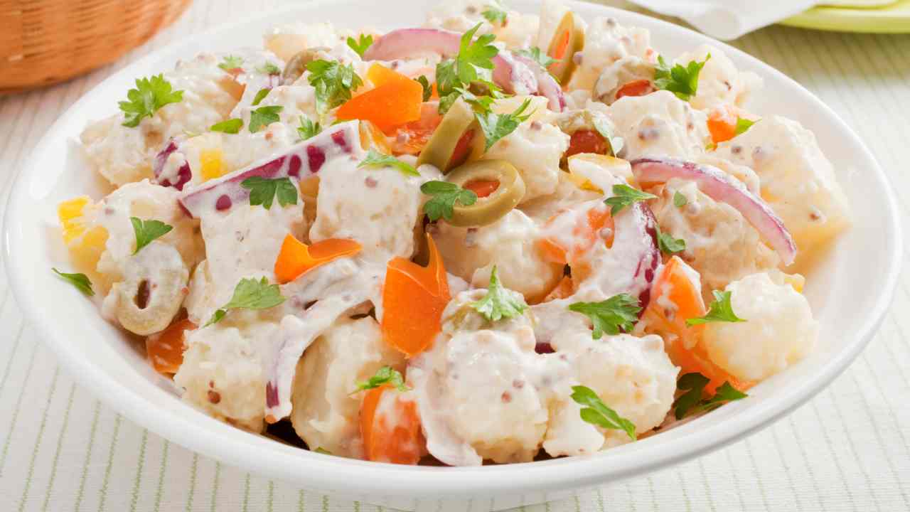Nostalgia dei piatti freddi Prepara l'insalata di patate capricciosa, una vera goduria!