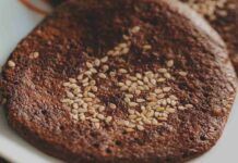 Pancake di yogurt cacao e semi di sesamo