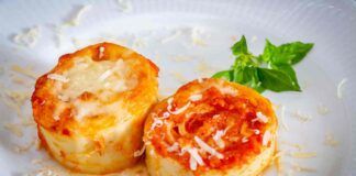 Non è domenica senza le girelle di lasagne al pomodoro e mozzarella, un'esplosione di gusto!
