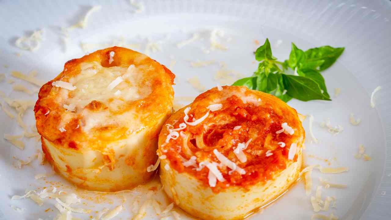Non è domenica senza le girelle di lasagne al pomodoro e mozzarella, un'esplosione di gusto!