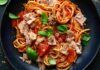 Pasta al sugo con tonno: la ricetta salvacena pronta in un lampo che tutti possono fare! Ed è buonissima!