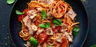 Pasta al sugo con tonno: la ricetta salvacena pronta in un lampo che tutti possono fare! Ed è buonissima!