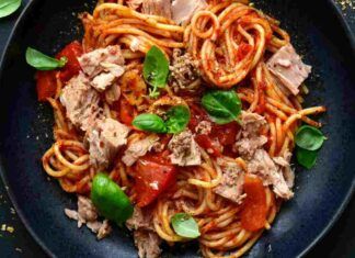 Pasta al sugo con tonno: la ricetta salvacena pronta in un lampo che tutti possono fare! Ed è buonissima!