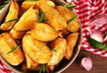 Patate aglio e rosmarino in padella: croccanti fuori e morbide dentro Patate aglio e rosmarino in padella croccanti fuori e morbide dentro